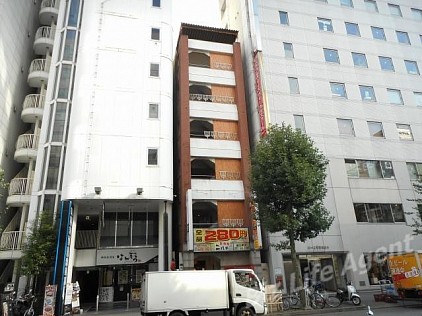 エイゼンビルは🧱レンガ色の細いビル
